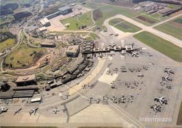 Kloten ZH // Flugaufnahme Flughafen Zürich Kloten Flugzeuge
