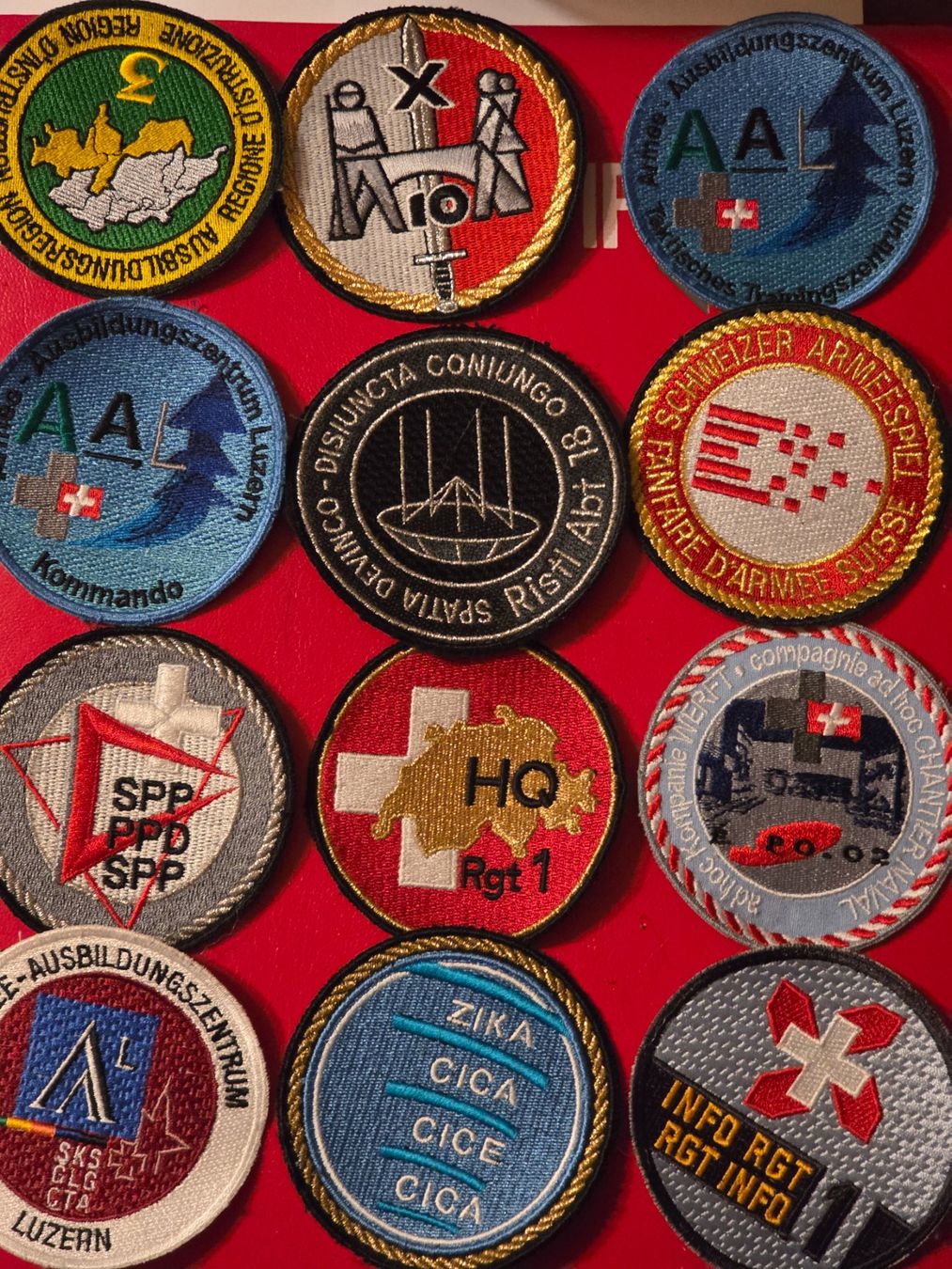 Schweizer Armee Placchette & Badge: Armée Abzeichen 12 Divers Badges – Usato da Nyon venduto da freetoys08