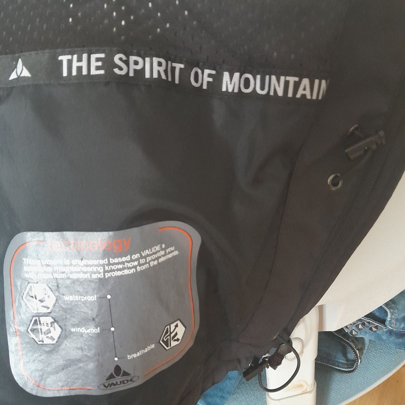 Giacche: Schwarze Übergangsjacke Grösse 36, Kapuze – Usato da Horgen venduto da Amanda30 3