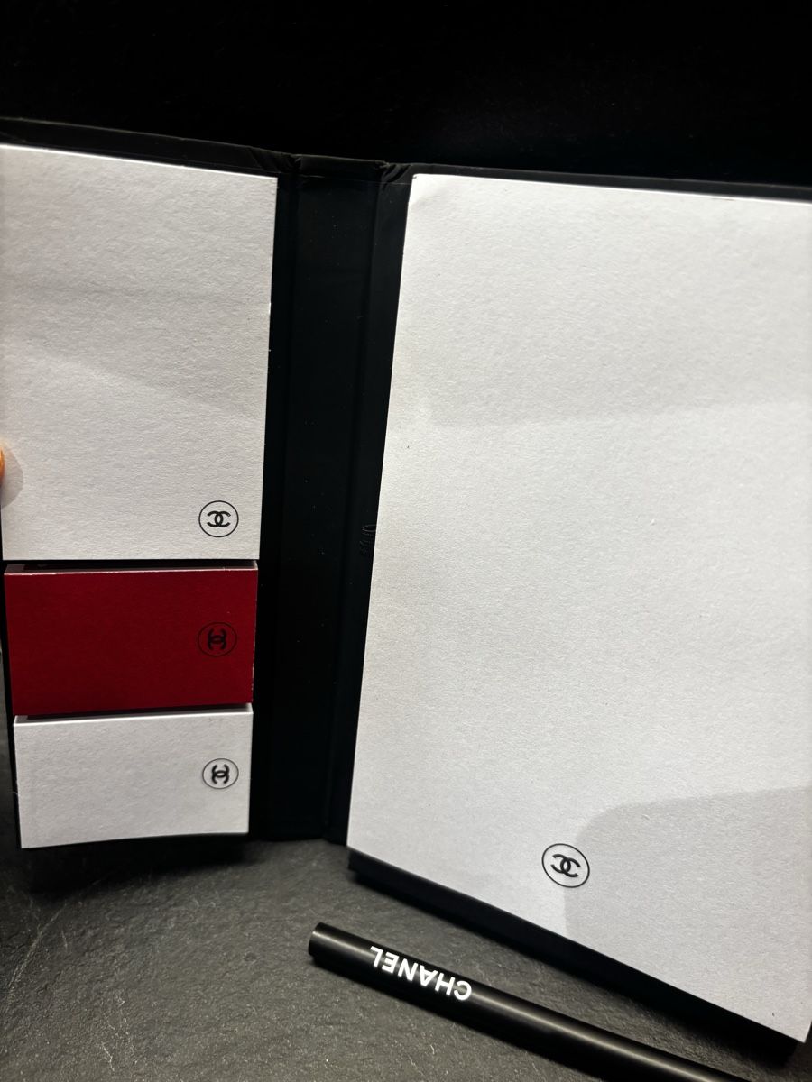 Chanel Borse da donna: 100% Chanel Notebook with Sticky Notes and Pen, NEW! – Nuovo (secondo la descrizione) da St. Gallen venduto da Atelier.W.Maison 3