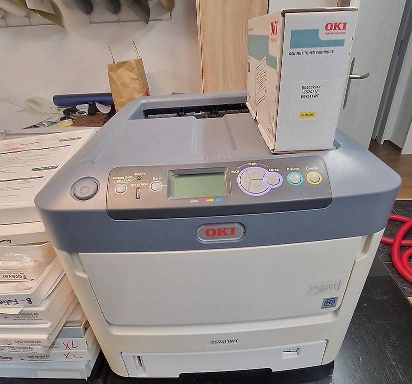 Oki Stampanti: OKI 7411 WT Transfer Drucker mit weiss Toner – Usato da Fischbach LU venduto da largochiwa