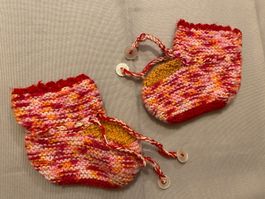 Babyfinklein handgestrickt Wolle Finklein Baby rot Töne