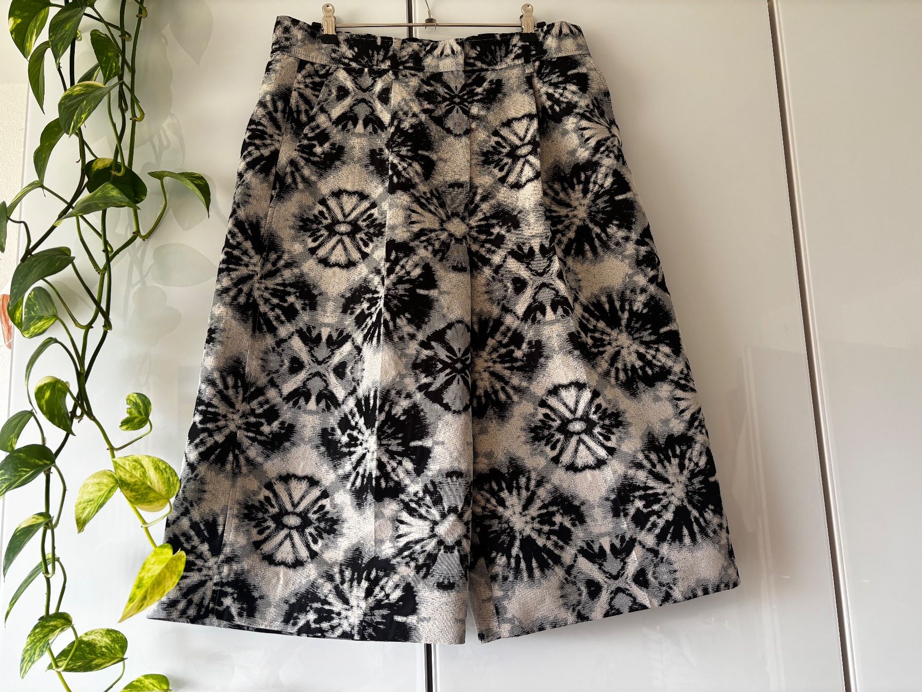 Cos Pantaloni: COS gemusterte Hose mit weitem Bein Gr. 40 – Usato da Zürich venduto da missmodernage