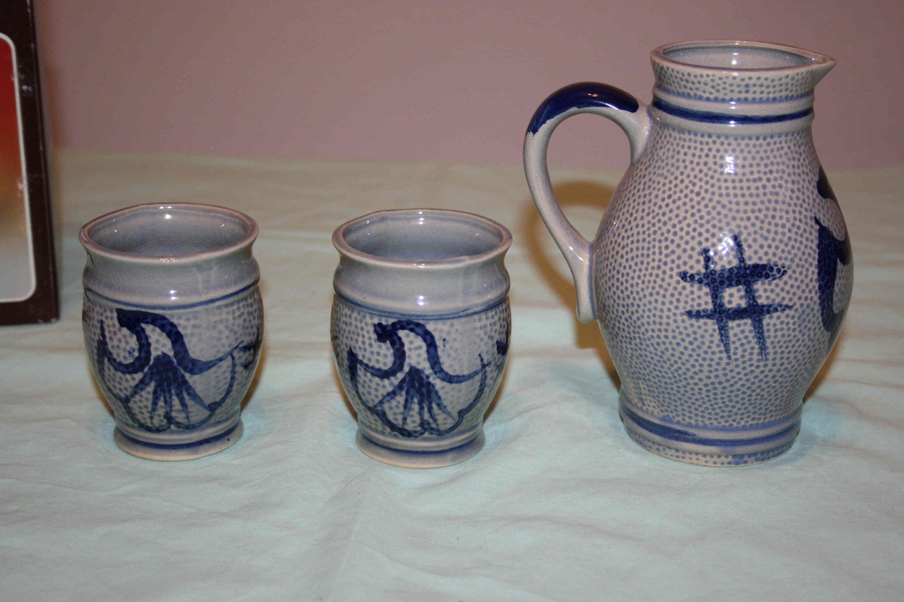 Carafes: Keramik / Stein Krug mit zwei Bechern. – D'occasion à Cadenazzo par Mikeshop 4