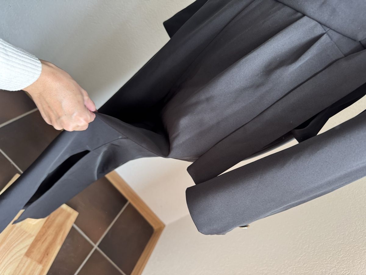 Tute: Schwarzer Jumpsuit mit Wickelfront/Combinaison portefeuille – Nuovo (secondo la descrizione) da Veyras venduto da ValClasse 2
