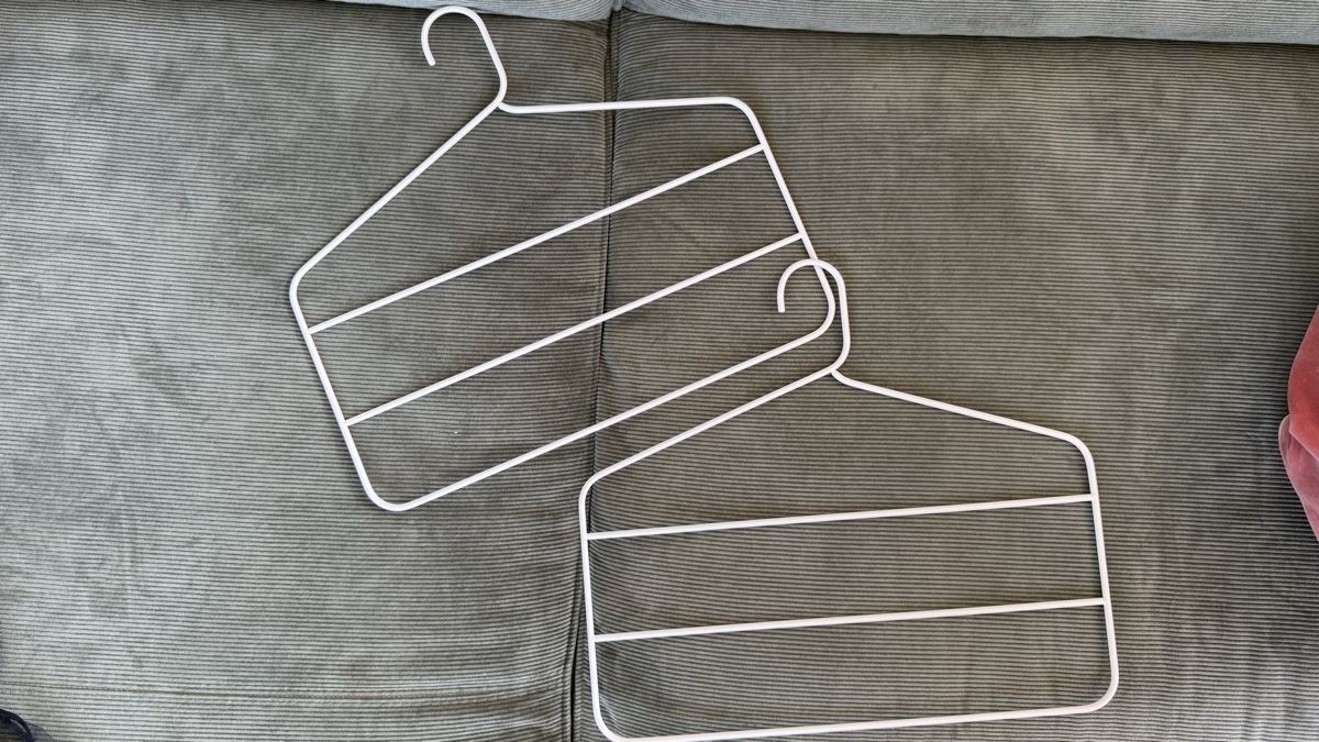 Ikea Kleiderbügel: Two White Metal Hanging Shelf Organizers – Gebraucht aus zug von Inaar
