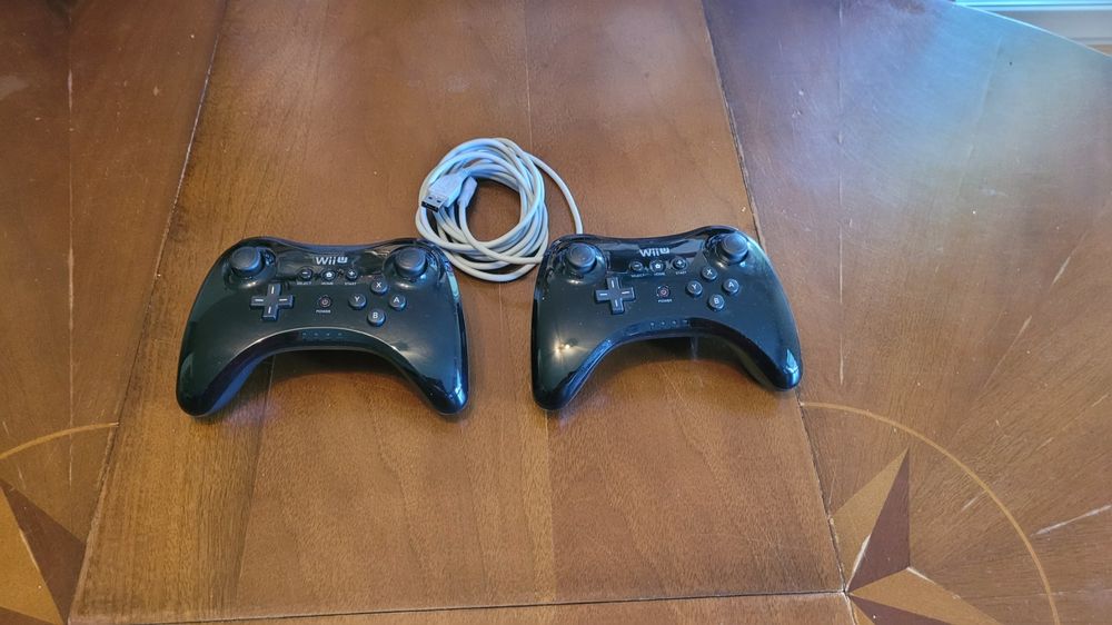 2x Wii U Pro Controller inklusive Original Ladekabel Kaufen auf Ricardo