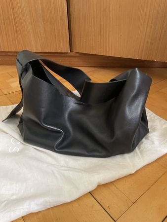 Tasche von Cos aus Leder inkl. Staubbeutel