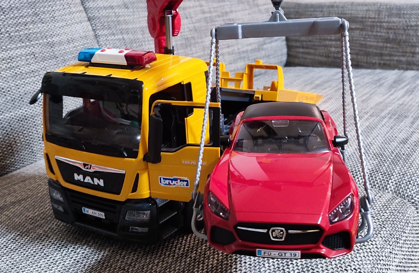 Bruder Giocattoli: Bruder Scania Abschlepp-LKW mit Roadster – Usato da Biberstein venduto da fre-sch