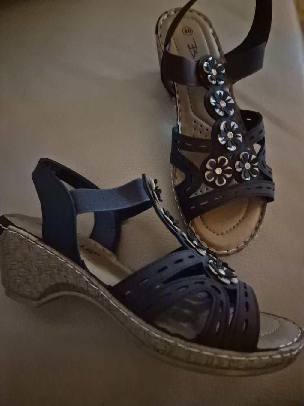 Scarpe da donna: Sandale wunderschön 40,mit Fussbett – Nuovo (secondo la descrizione) da Ottenbach venduto da Claurin 1