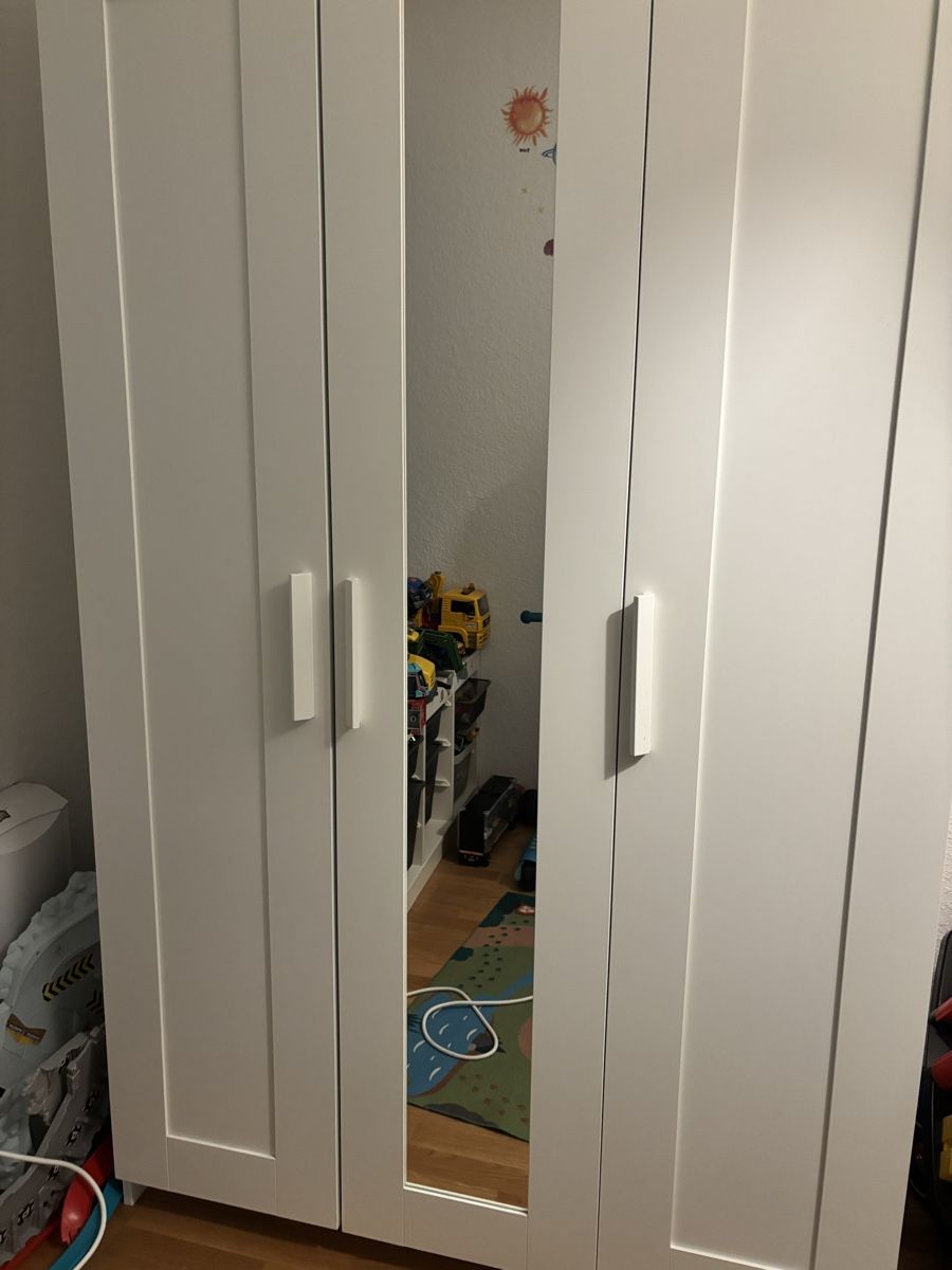 Armoires: White Wardrobe with Mirror - Stylish Storage Solution – D'occasion à Bern par kha_5nq6 1