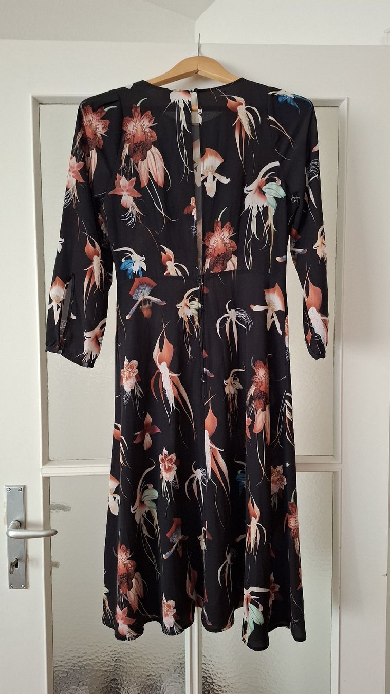 H&M Vestiti: Robe noire à fleurs manches longues H&M – Usato da Vevey venduto da latessinoise 1
