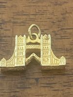 Goldener Vintage London Bridge Charm Anhänger