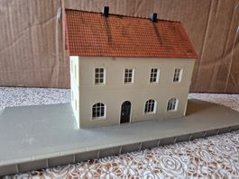 grosses Reihenhaus Siedlungshaus Bahnhof Piko H0 - a