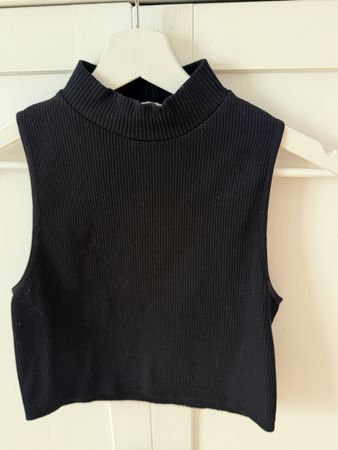 Schwarz geripptes Top mit Rollkragen
