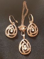 Schmuck-Set im goldenen Stil mit Zirkon