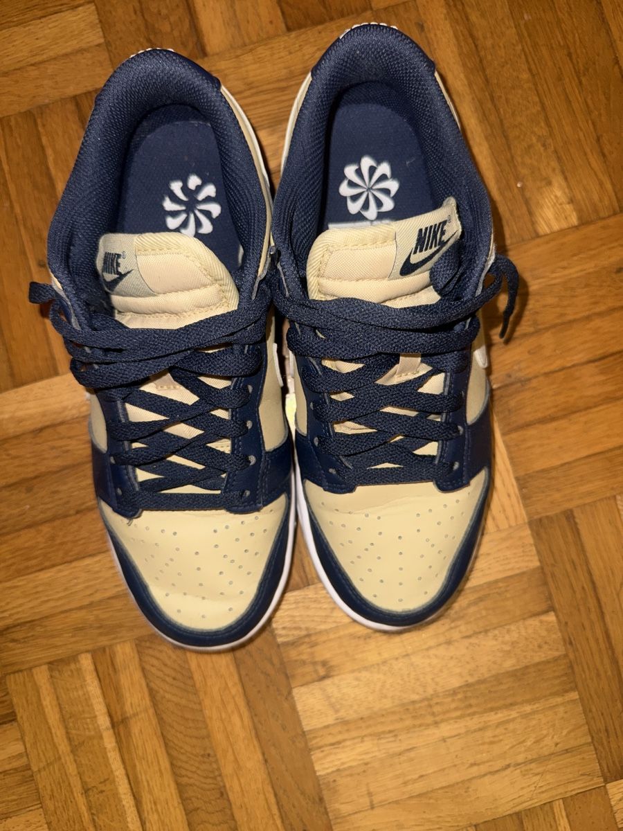 Nike Scarpe da uomo: Nike Dunk Low Next Nature Midnight Navy/Gold Sneakers – Nuovo (secondo la descrizione) da Thörigen venduto da anna.w9 4