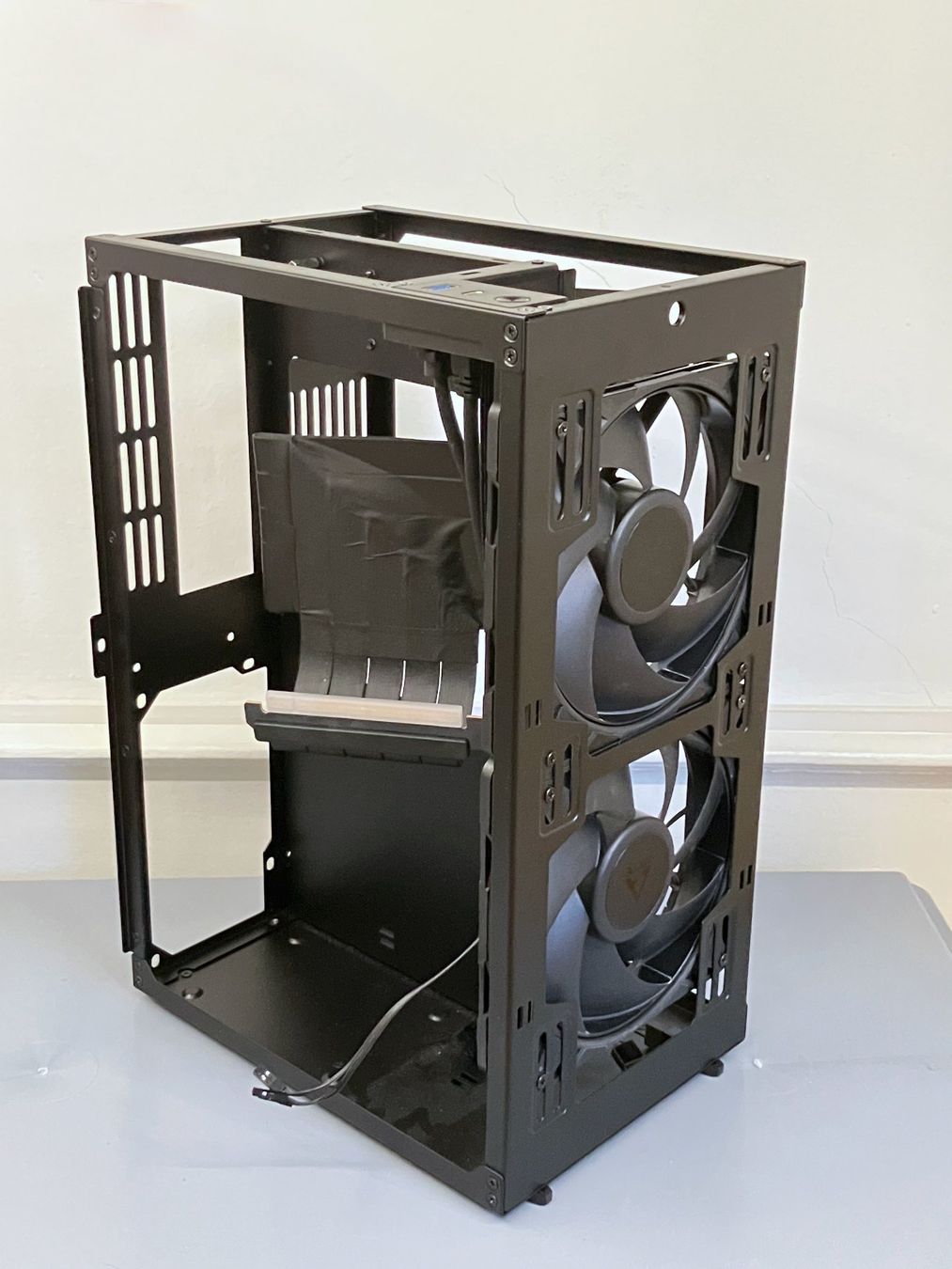 Jonsbo Boîtiers: Jonsbo VR3 Mini-ITX Gehäuse mit PCIe 4.0 Riser – D'occasion à Zürich par sekirkis 5