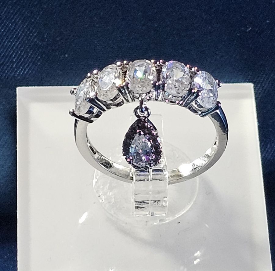 Anelli: Wunderschöner Ring mit Zirkonia, 925 versilbert, Gr. 8 – Nuovo (secondo la descrizione) da Grenchen venduto da maretop