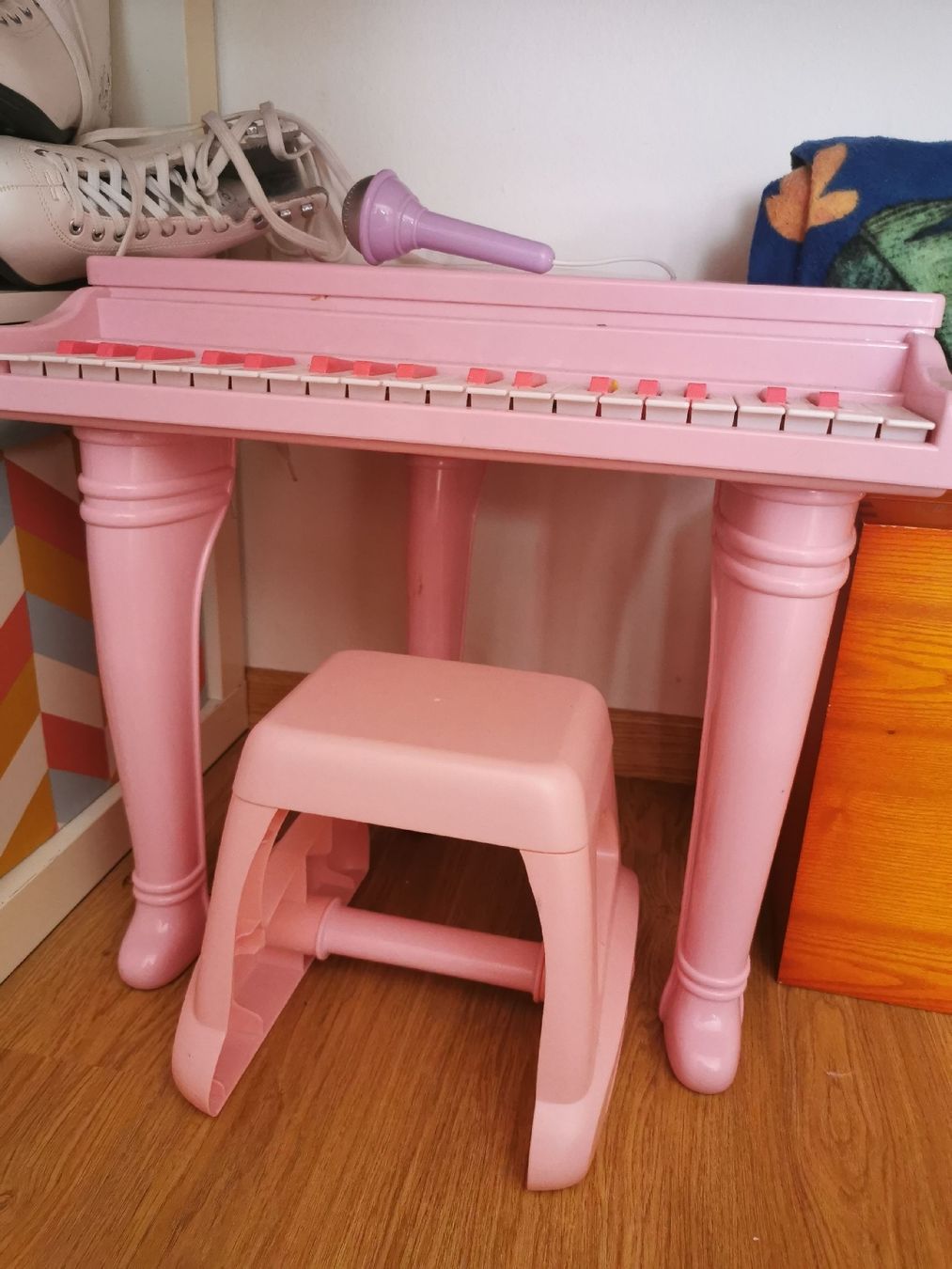 Strumenti musicali: Süsses Kinderklavier Rosa mit Hocker – Usato da Cham venduto da julayla 1