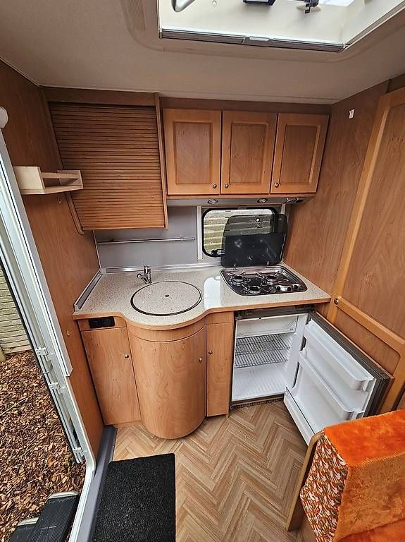 Veicoli da campeggio: A vendre Burstner 4825 Amara avec omnistor Thule – Usato da Belmont-Yverdon venduto da FloridaJeep 4