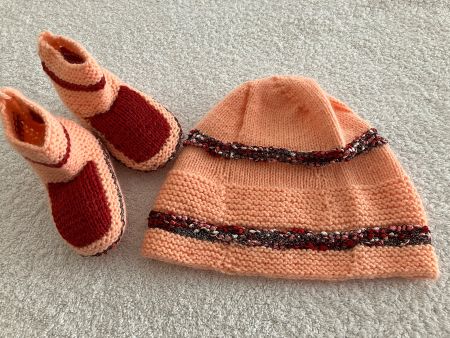 Handgestricktes Set Baby, Mütze & Finken/Schuhe NEU