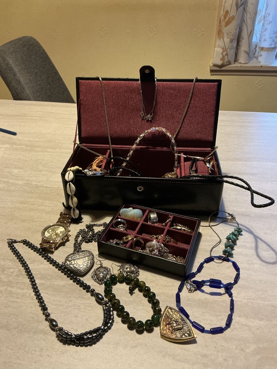 Altri gioielli: Modeschmuck Posten mit Schatulle  – Usato da Flawil venduto da Pinkmalibu