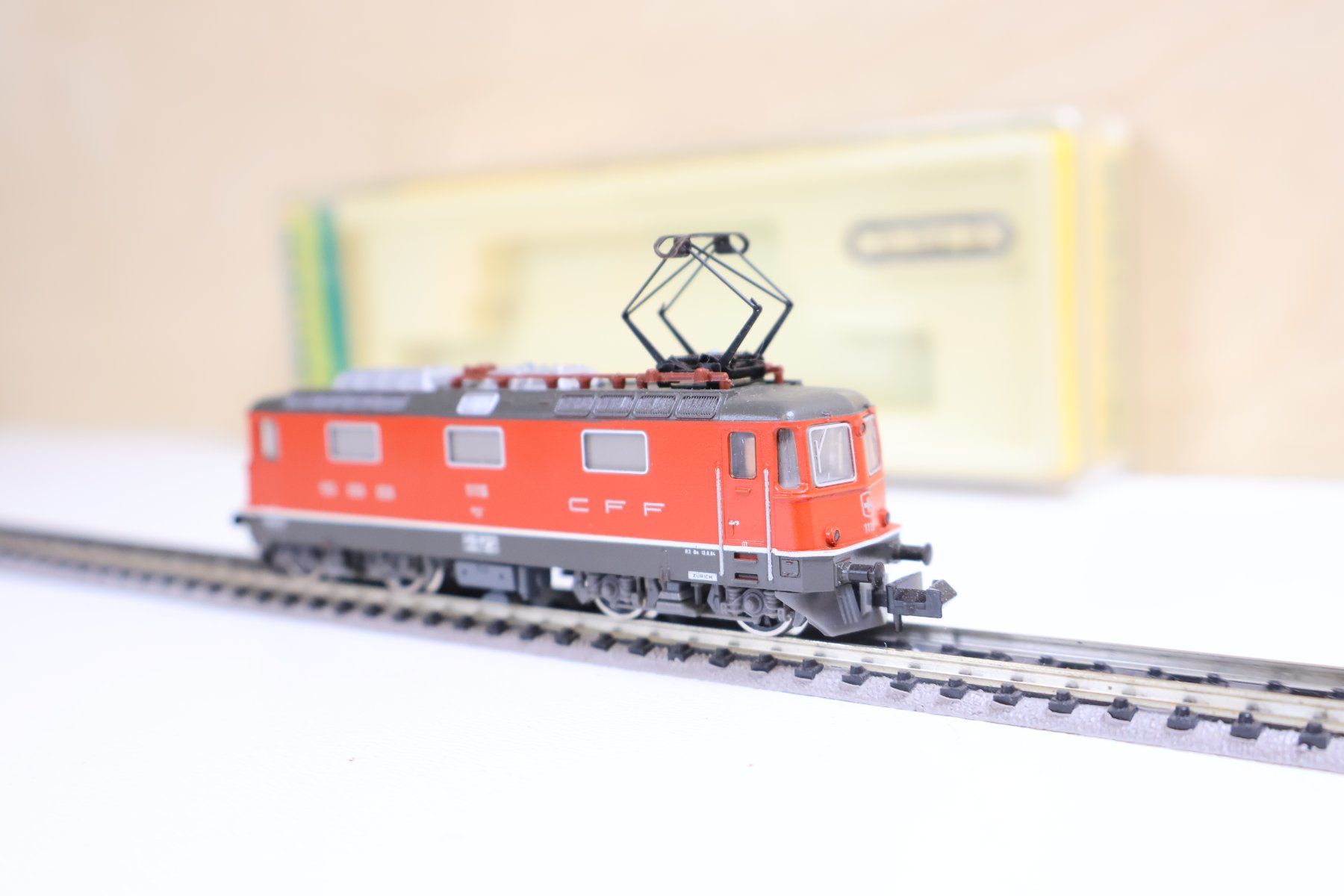 Trix Modelleisenbahnen: Minitrix SBB "Rot" Re 4/4 E-Lok Spur N - Top Modell – Gebraucht aus Winterthur von Monstera 3