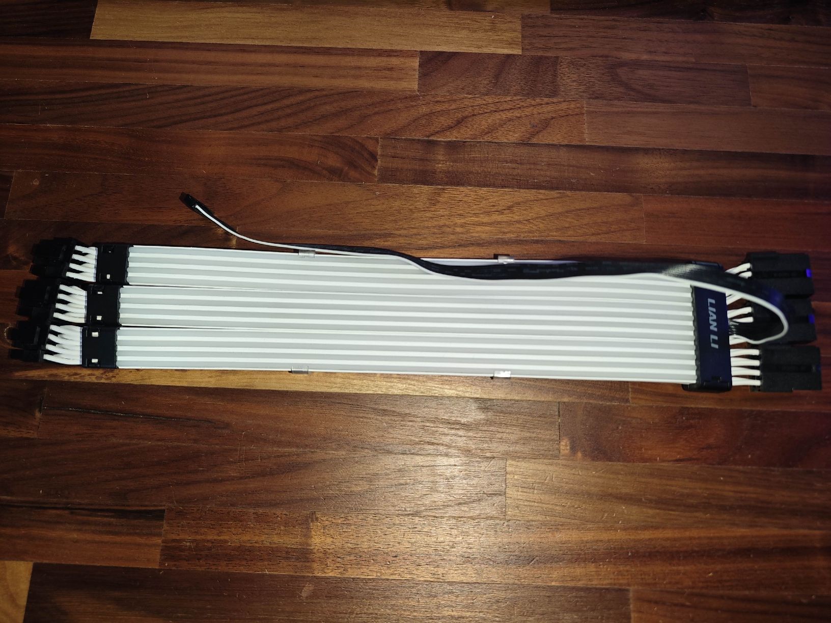 Lian Li Kabel: Lian Li Strimer Plus V2 Triple 8 PIN für Grafikkarte – Gebraucht aus Matten b. Interl von Gazi97 1