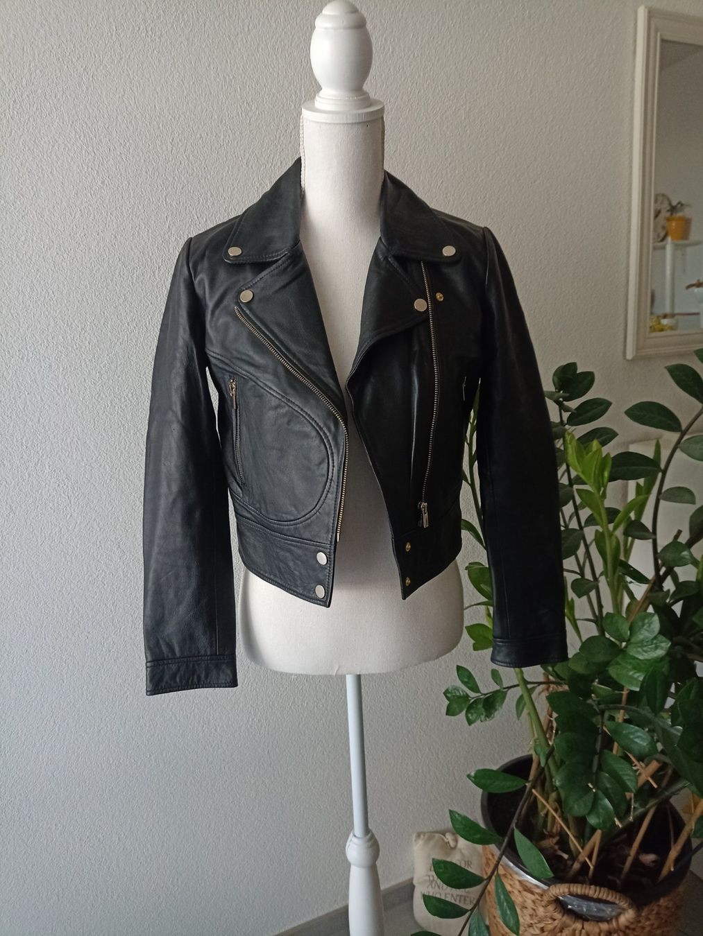 Vila Jacken: Schwarze Lederjacke von Vila gr.36 – Gebraucht aus Winterthur von Husakeva