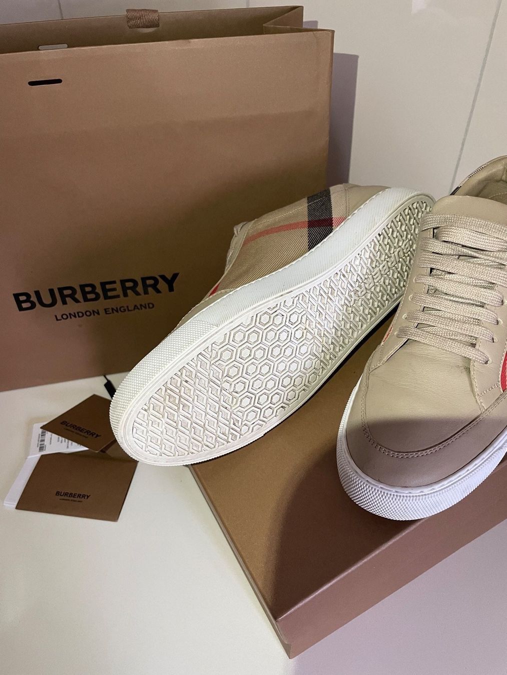 Burberry Scarpe da uomo: Burberry leather sneakers size: 39-40.Perfect condition – Usato da Wollerau venduto da Vinagoni 4