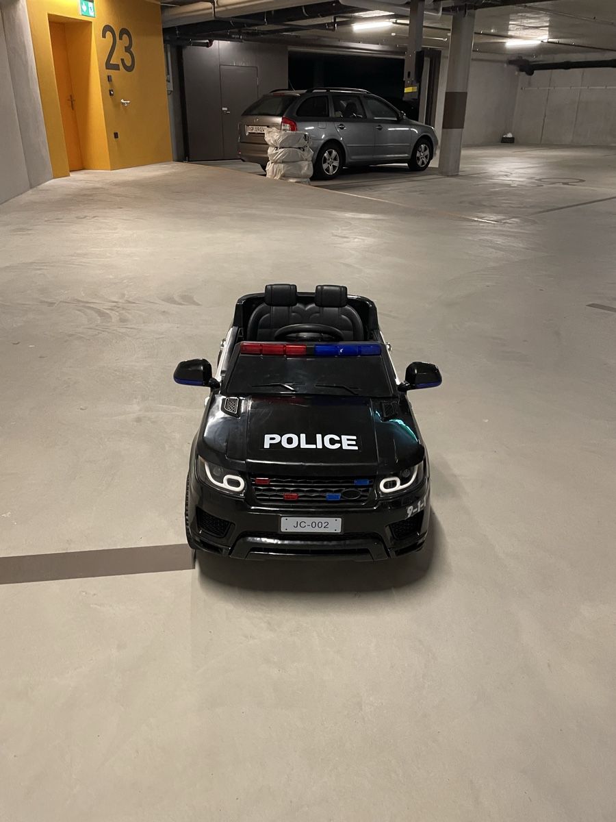 Fahrzeuge für Kinder: Elektrisches Polizeiauto mit Ampel  – Gebraucht aus Maienfeld von viola93 2