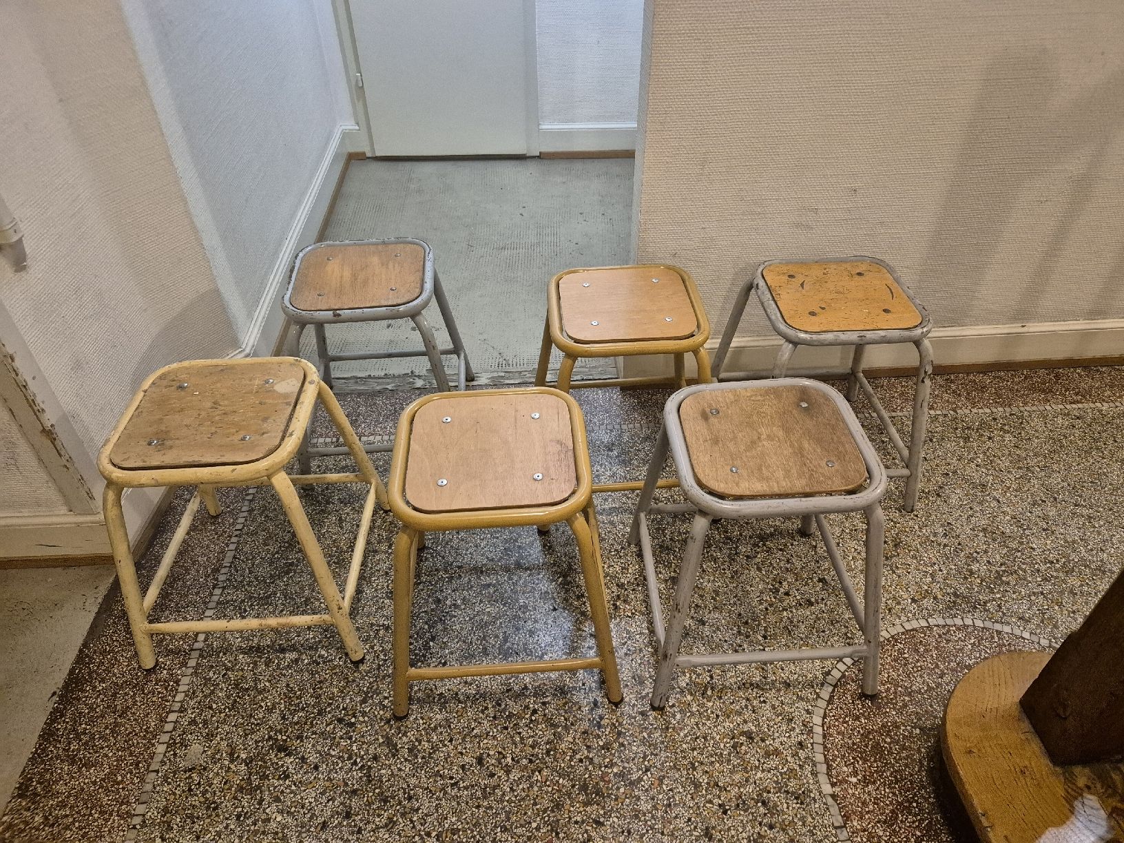 Sgabelli: Lot, 6Stk. Industry Hocker – Usato da Basel venduto da Gaianed 9