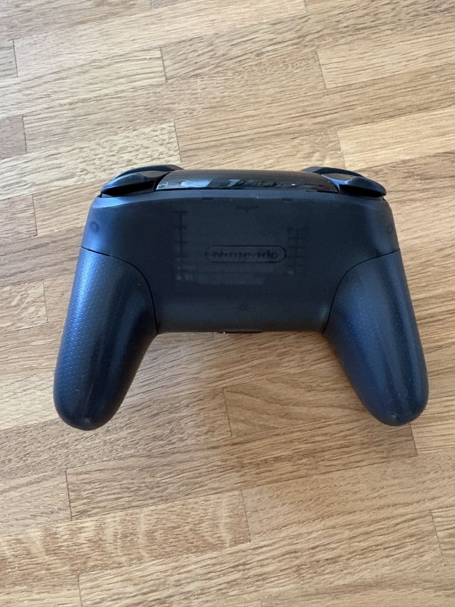 Nintendo Controller: Original Nintendo Switch Pro Controller – Neu (gemäss Beschreibung) aus Thun von _Cathy 1