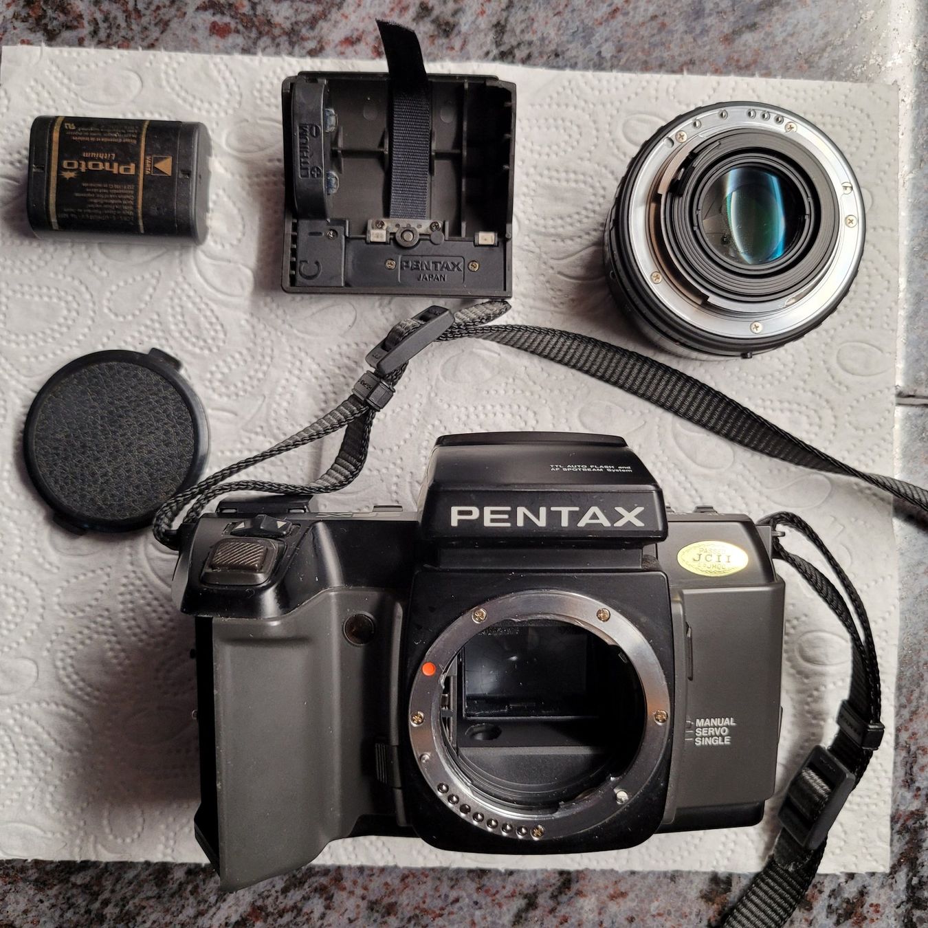 Pentax Fotocamera: Pentax SFX Analogkamera mit Objektiv und Gurt – Difettoso da Dörflingen venduto da tucson16 9