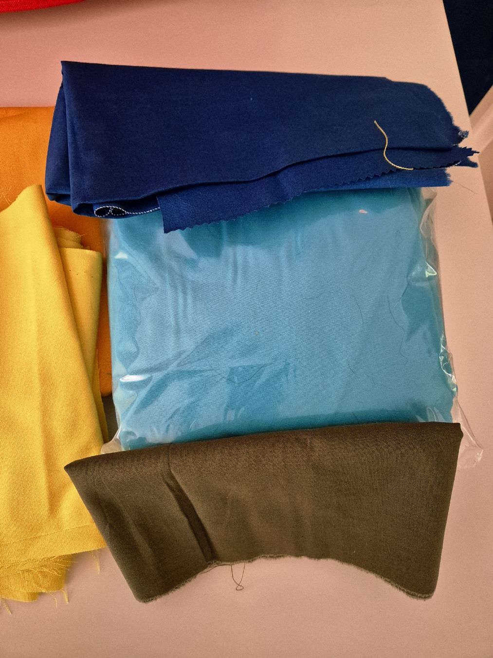 Tessuti: Lots de tissus colorés - diverses dimensions – Usato da Marin-Epagnier venduto da Ginie14 3