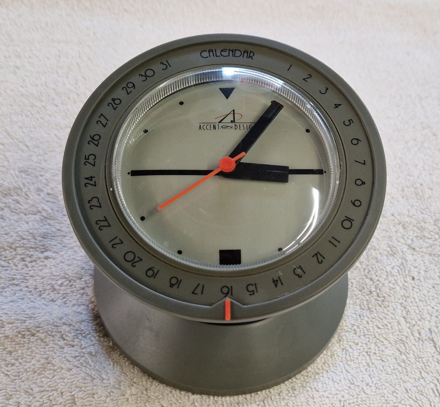 Orologi: TISCHUHR CALENDAR ACCENT ON DESING – Usato da Bilten venduto da Mic2022