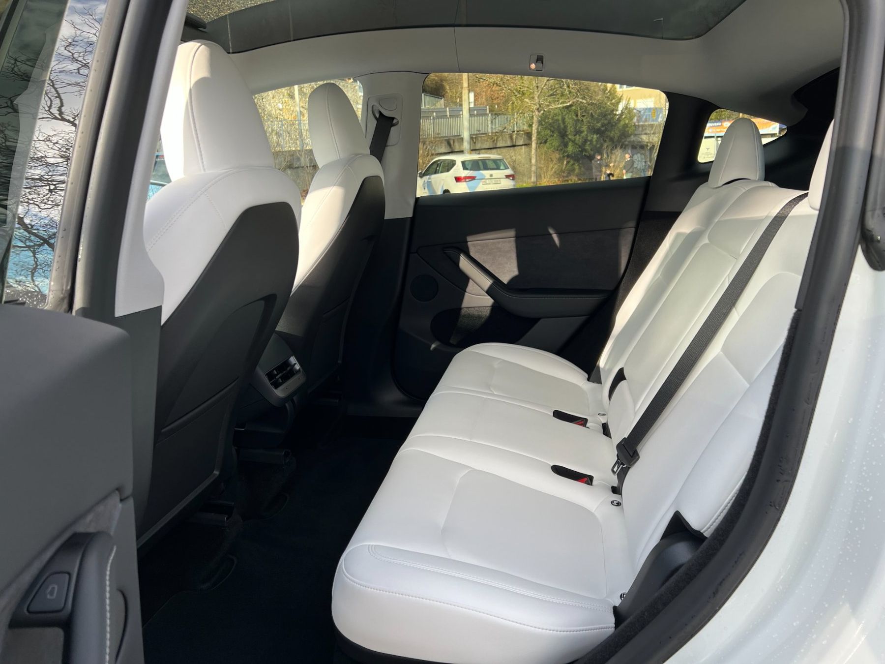 Tesla Automobili: Tesla Model Y Long Range 2023 Purchase or Lease Handover – Usato da Neuchatel venduto da DanyaLevin 4