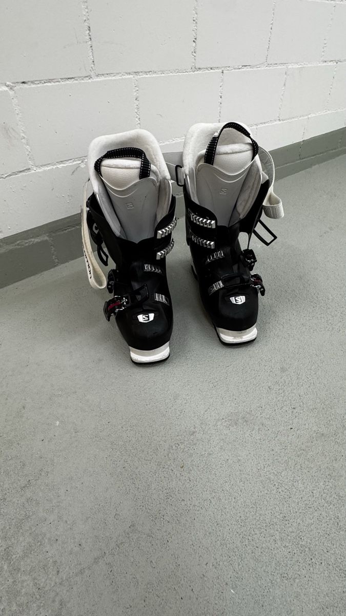Salomon Skis: kl. Schuhe Grösse 25.5 – D'occasion à Meggen par mil_9p8n 1