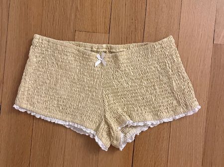 Shorts hellgelb gerafft weisse Spitze Cider M