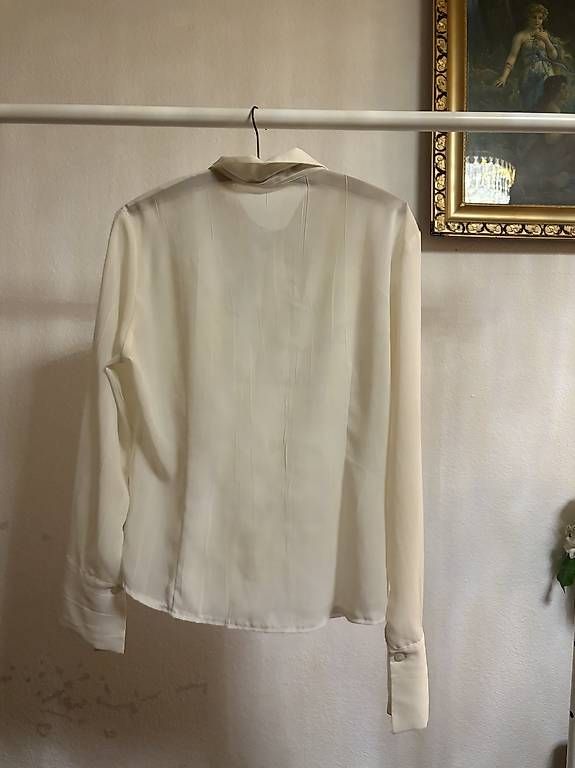 Camicette: Cream ruffle blouse with long sleeves and button-up front.  – Usato da Birsfelden venduto da Vic_toria 1