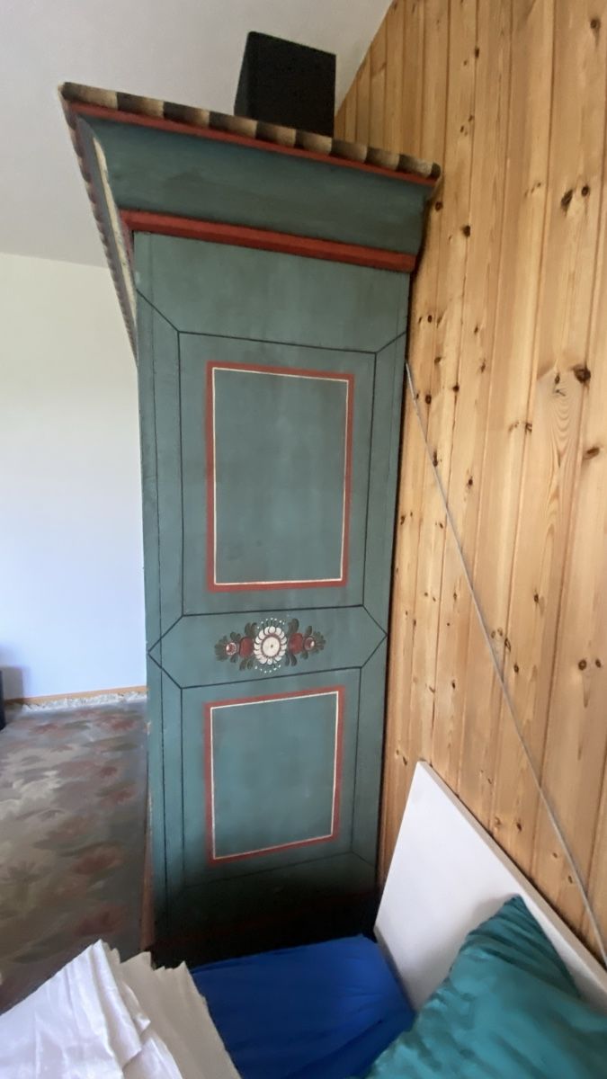 Armoires: Antiker Bauernschrank mit Bemalung – D'occasion à Männedorf par WBM 4