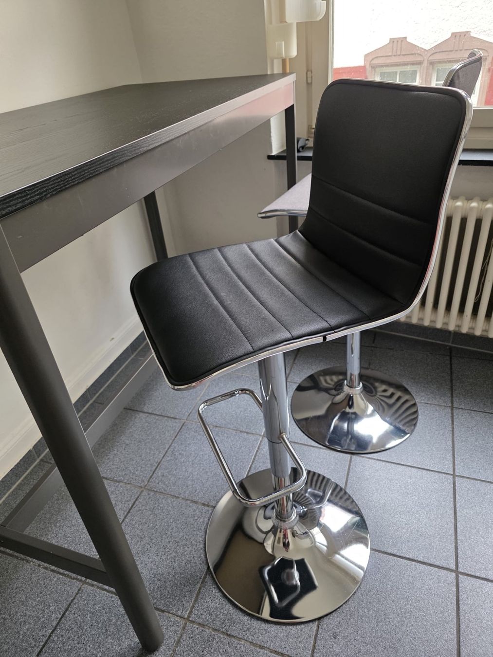 Set di tavolo e panche: Bartisch mit zwei Barhockern schwarz – Usato da Zürich venduto da chi_hn56 2