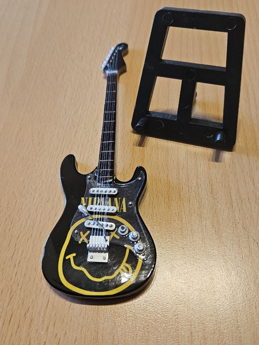 Modellbausätze & Standmodelle: Miniature Guitar Nirvana Smiley Display Model with Stand – Neu (gemäss Beschreibung) aus Lützelflüh-Goldb von Aussi1985