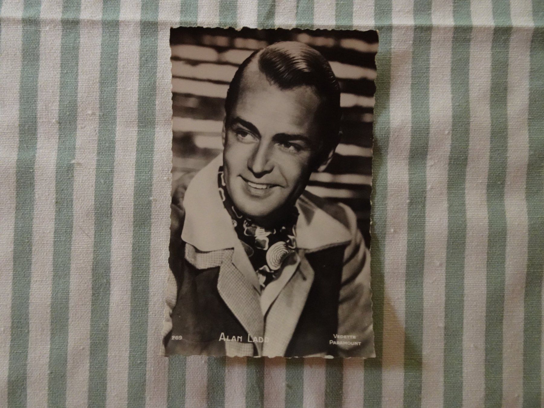 Cartoline postali: Ansichtskarte 1946 Alan Ladd - Paramount - M134 – Usato da Küssnacht am Rigi venduto da Kleinpreis-Shop