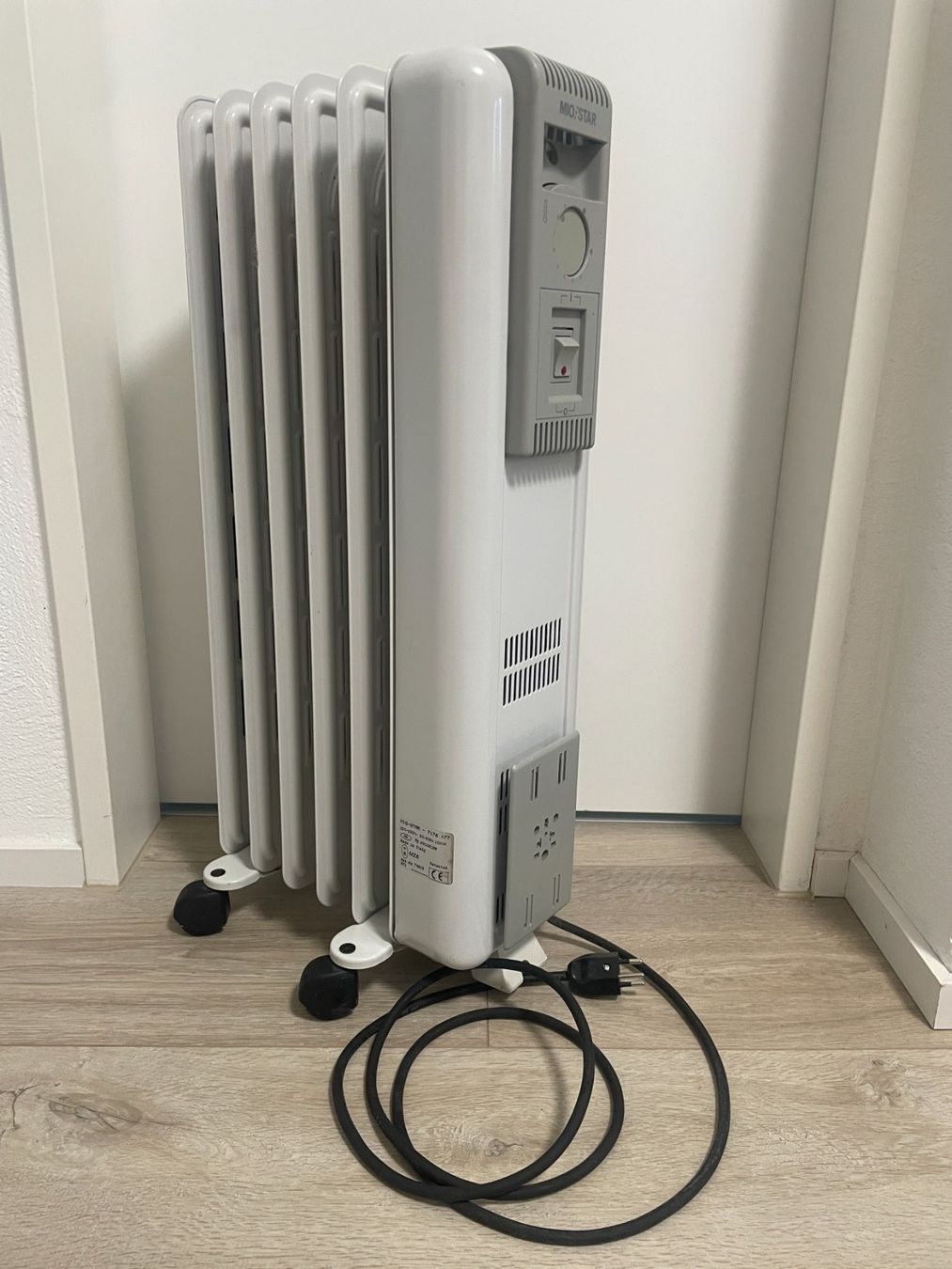 Mio Star Radiatori: Elektroheizer 1200W weiss auf Rollen – Usato da Domat/Ems venduto da 01Mani