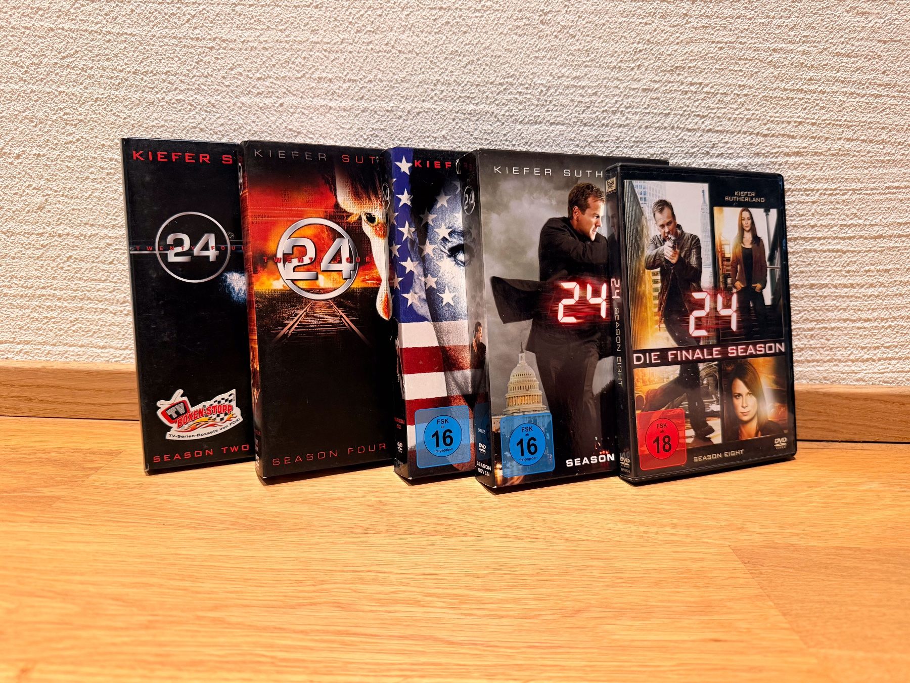 Tutti i DVDs: 24 Twenty Four Serien Sammlung DVD – Usato da Reinach BL venduto da Graphix
