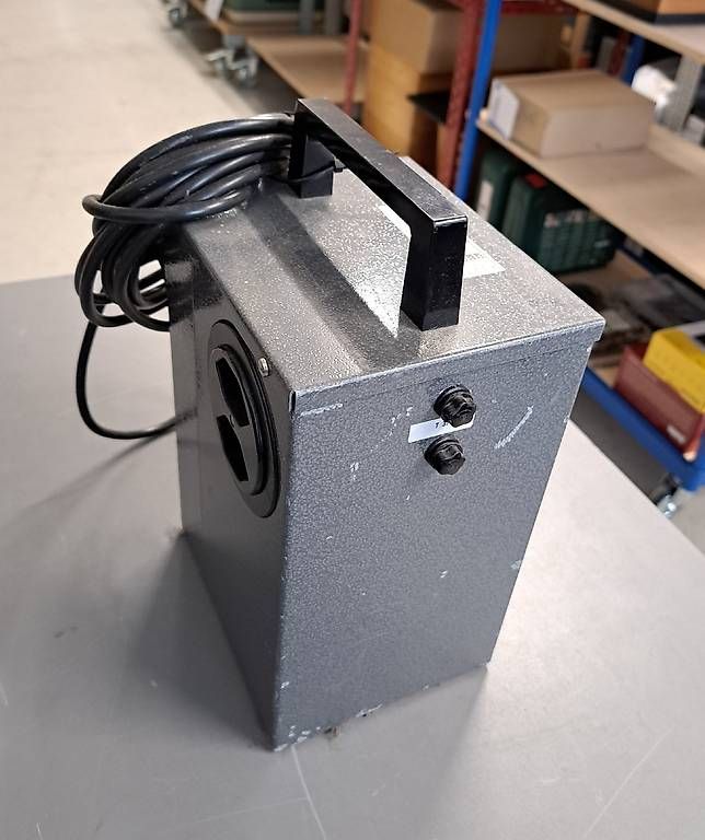 Alimentazione elettrica: Intronic Trenntransformator – Usato da Gümmenen venduto da S.Jaberg 1