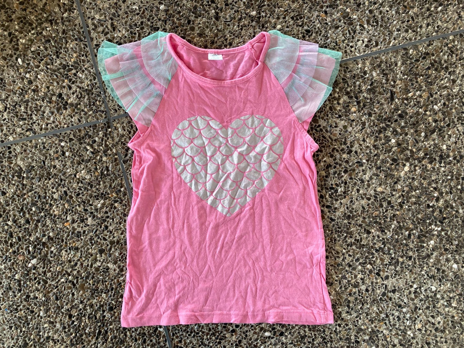 Camicette, T-shirt & Top: T-Shirt Herz, Gr. 134/140 – Usato da Aetingen venduto da Nadinsky