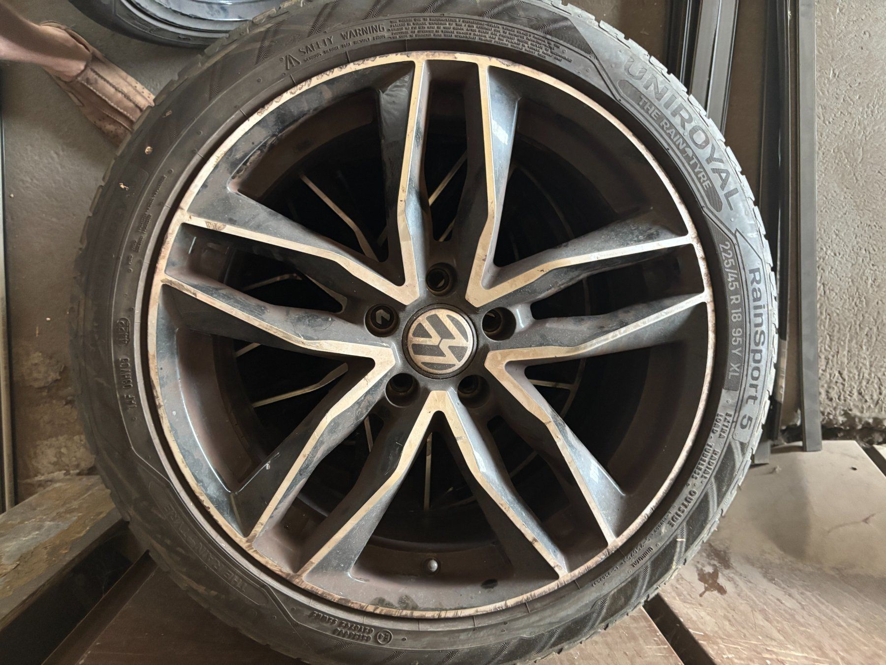Volkswagen Pneus & Kompletträder: Sommerräder Alu VW – Gebraucht aus Eichberg von Frrw 2